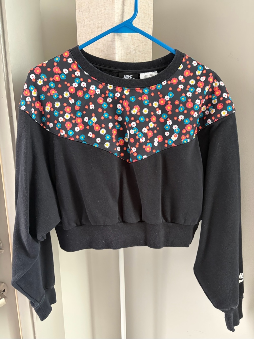 Nike Floral Heritage Crewneck Sweatshirt Cropped. Women’s Small